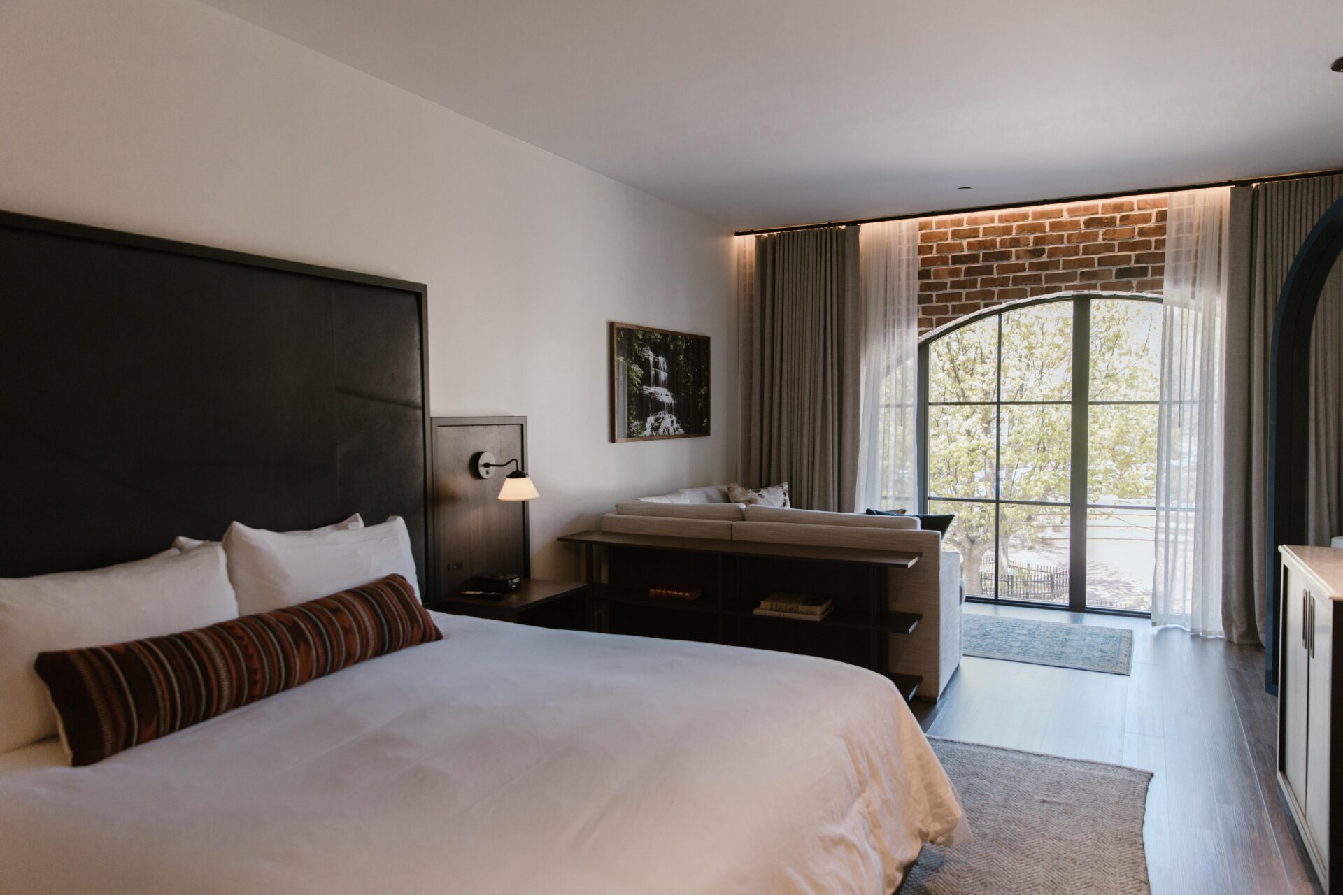 Read more about the article Summer Suite Special: Your Perfect Getaway to Charleston and Asheville 