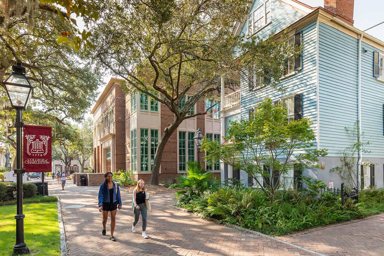Read more about the article Hotels Near College of Charleston